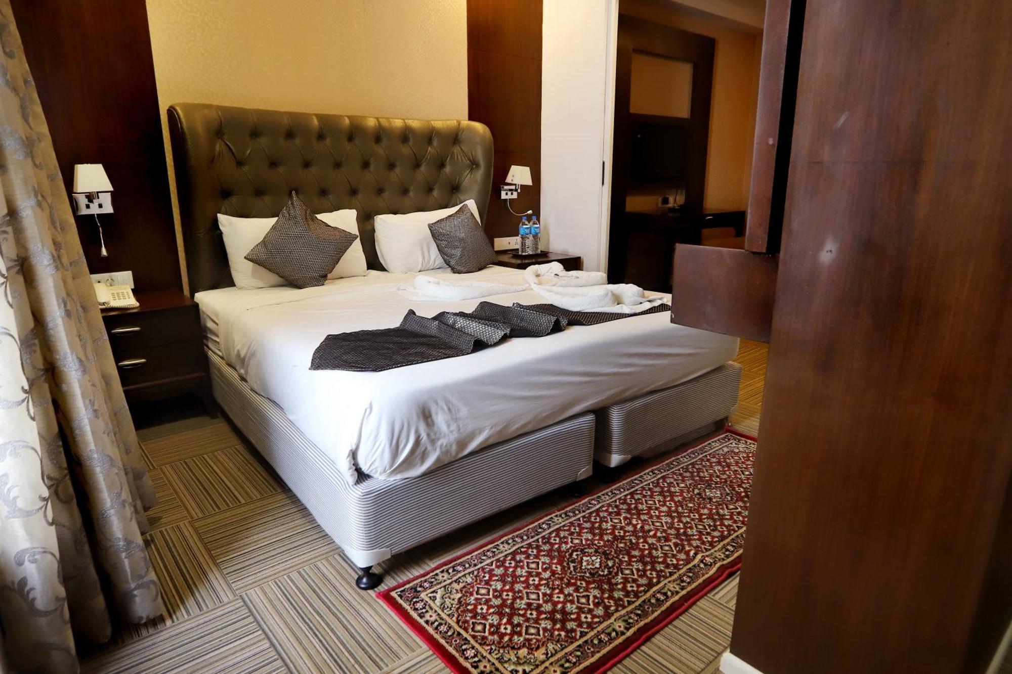 Jalsa Hotel & Banquets,อินดอร์ ภายนอก รูปภาพ